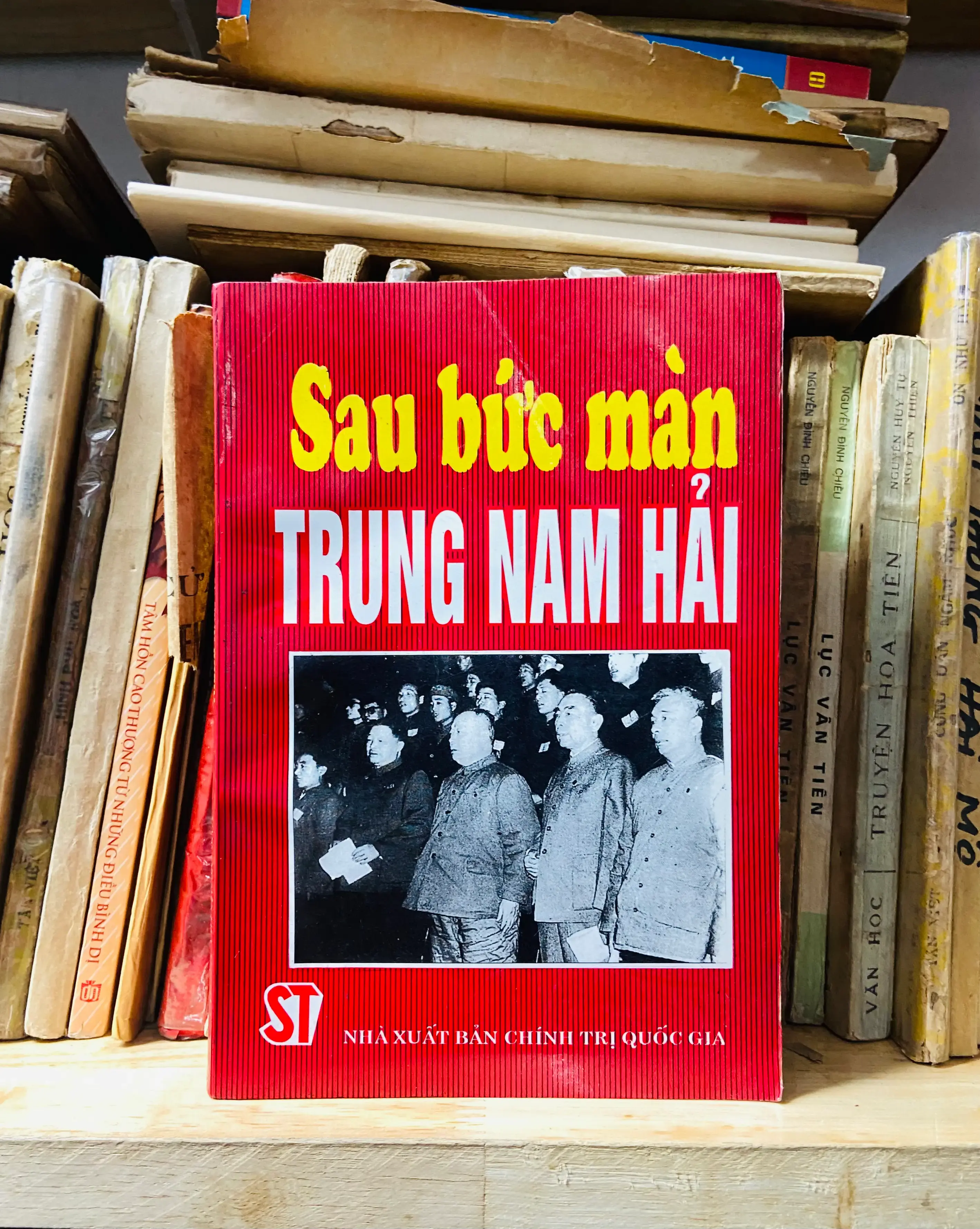 Sau bức màn Trung Nam Hải