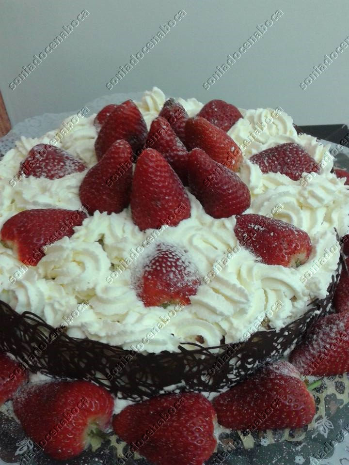 Bolo de morango e chantilly marca