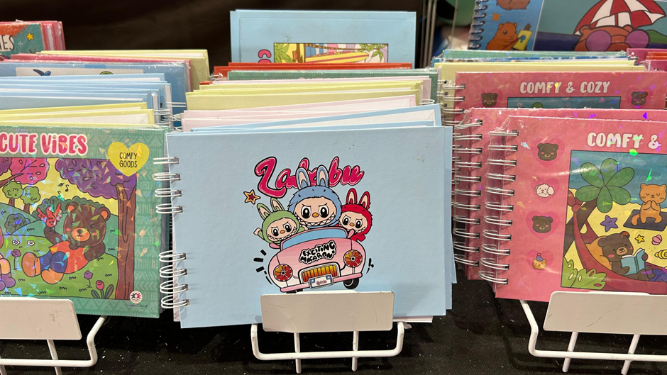 Com a popularidade simultânea dos livros para colorir Bobbie Goods e do boneco Labubu, agora é possível encontrar itens inspirados nos dois mundos (Foto: Victória Costacurta)