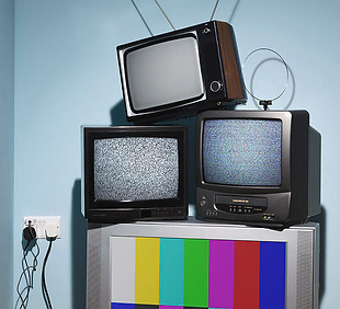 old-televisions-in-the-corner-of-a-room-rtimages.jpg