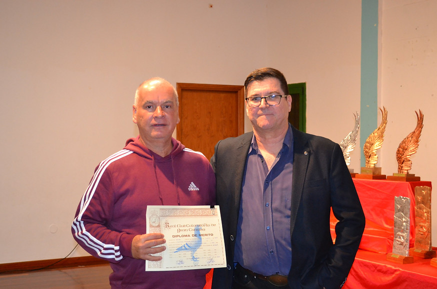 112.- Teo con diploma-min.JPG