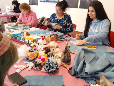 'Threads' group get ready for Madhatter's tea party