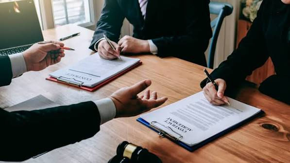 Khi doanh nghiệp rơi vào tình trạng mất khả năng thanh toán và không thể tiếp tục hoạt động, việc tiến hành thủ tục phá sản hoặc phục hồi là giải pháp pháp lý bắt buộc. Với sự ra đời của Luật Phục hồi, phá sản năm 2025 (Luật số 142/2025/QH15) thay thế cho Luật Phá sản 2014, cùng các văn bản hướng dẫn thi hành như Nghị quyết 01/2025/NQ-HĐTP và Nghị quyết 02/2026/NQ-HĐTP, quy trình này đã có nhiều thay đổi cốt lõi nhằm ưu tiên phục hồi doanh nghiệp và minh bạch hóa thủ tục rút lui khỏi thị trường.