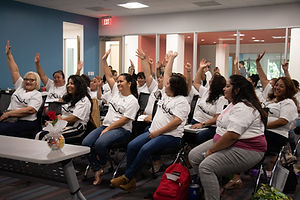 Miembras de MISMA alzando la mano