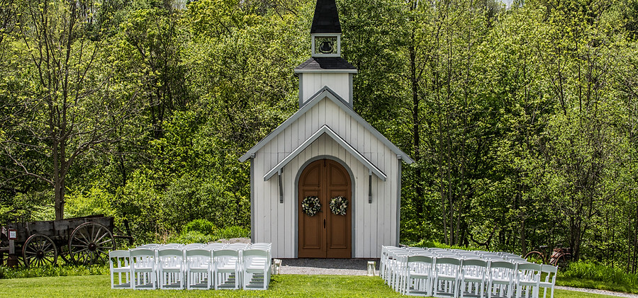 Little White Chapel at Hayloft on the Arch Ceremony Location