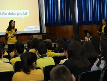 Liziane palestra para alunos do Colégio Batista em Porto Alegre