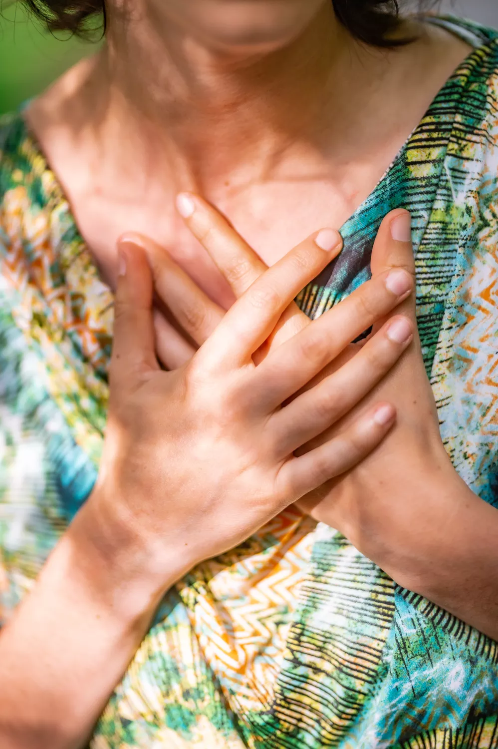 mains-sur-coeur.webp