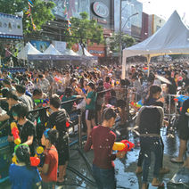 在泰国,泼冷水,暖祝福