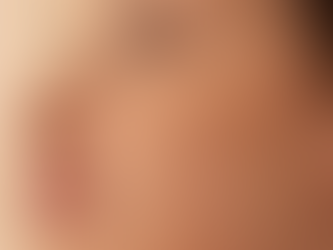 The Minimalist Summer Makeup Bag: What a NYC Makeup Artist Actually Packs