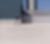 Ein Bild von einer Person, die kaum sichtbar ist, im Hintergrund ein Fabrikgebäude. Das Bild steht symbolisch für die unsichtbarkeit von KMU-Marken.