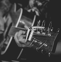 Man spielt Gitarre