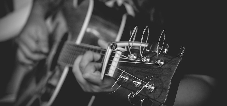 Man spielt Gitarre