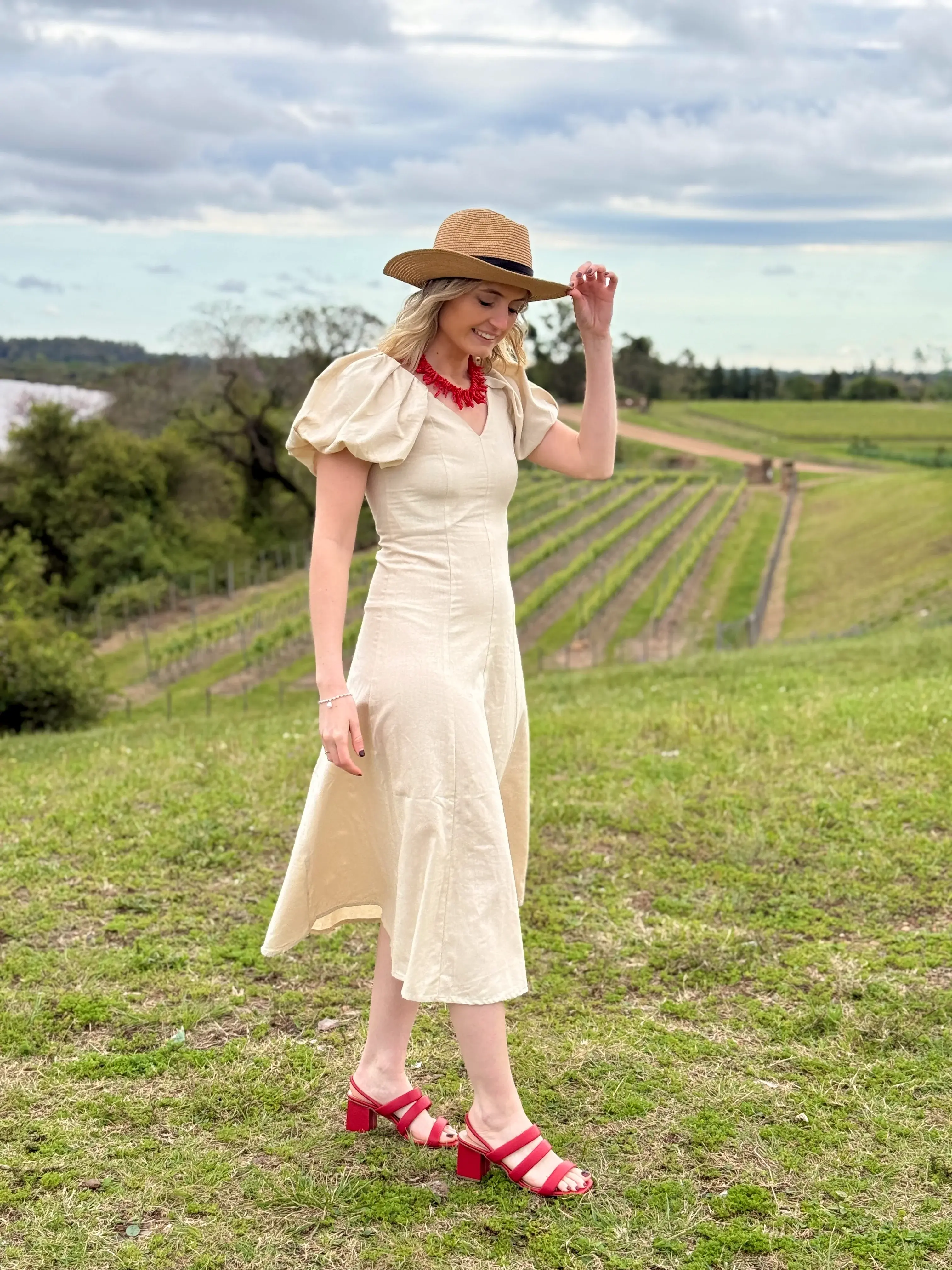 Vestido Midi Beige con Mangas Globo | IneGug