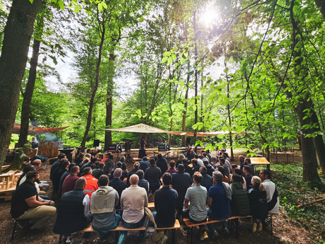 Plénière en plein air sur le camp SWEN