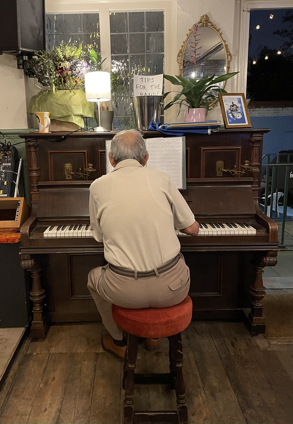 FREE LIVE MUSIC - JOHN THE PIANO
