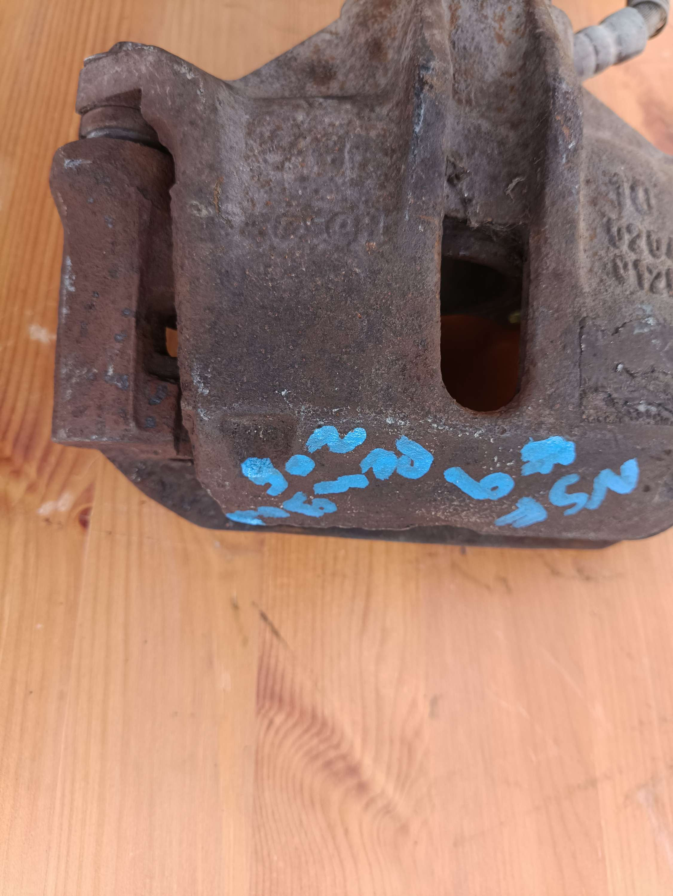 Peugeot 206 2000 1.1 passenger side brake caliper (0204Y 01209)