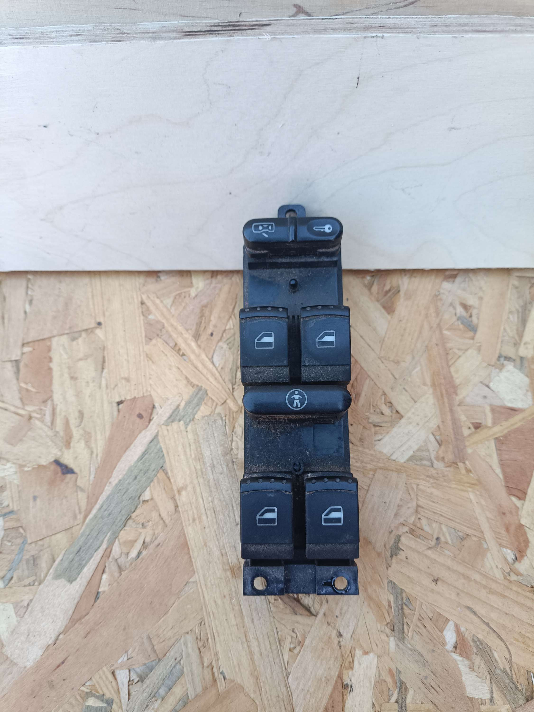 V.W Passat 1999 1.8 window controls