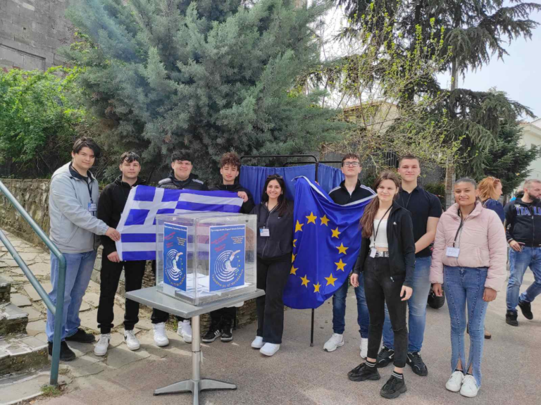 Οι μαθητές έξω από το τέμενος Βιαγιαζήτ