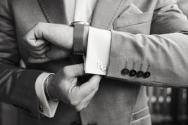 Der gutaussehende, junge Bräutigam bereitet sich zusammen mit seinen Trauzeugen vor der Hochzeit auf der Wiesenalm im Zillertal vor. Ein authentischer Moment der Vorfreude, eingefangen von einem Hochzeitsfotografen aus Zillertal Tirol.
