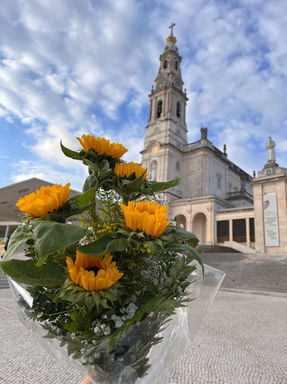 Ramo de flores amarillas ofrecido a Nuestra Señora de Fátima