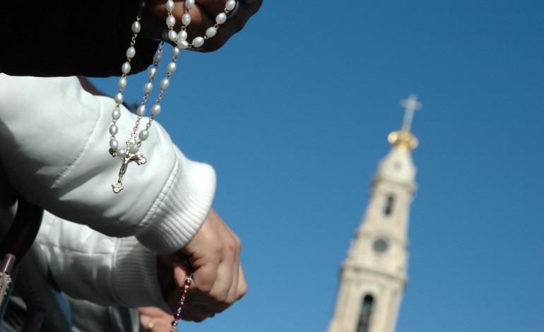 Procissão das velas no Santuário de Fátima durante a oração do terço à noite