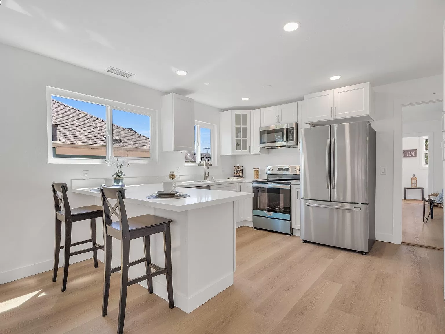 5531 Fremont St kitchen and peninsula