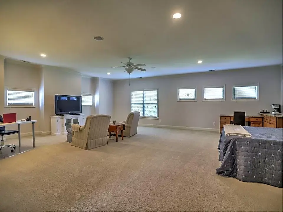 4142 Onslow Pl SE flex room