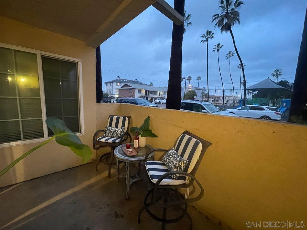 207 Elkwood Ave Unit 1 deck