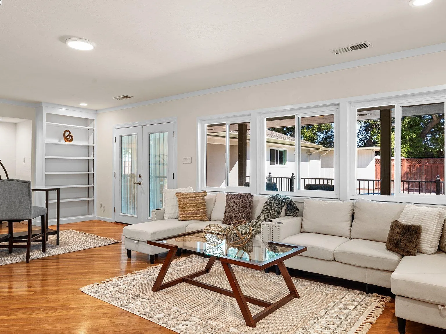 21890 Tanglewood Dr living room