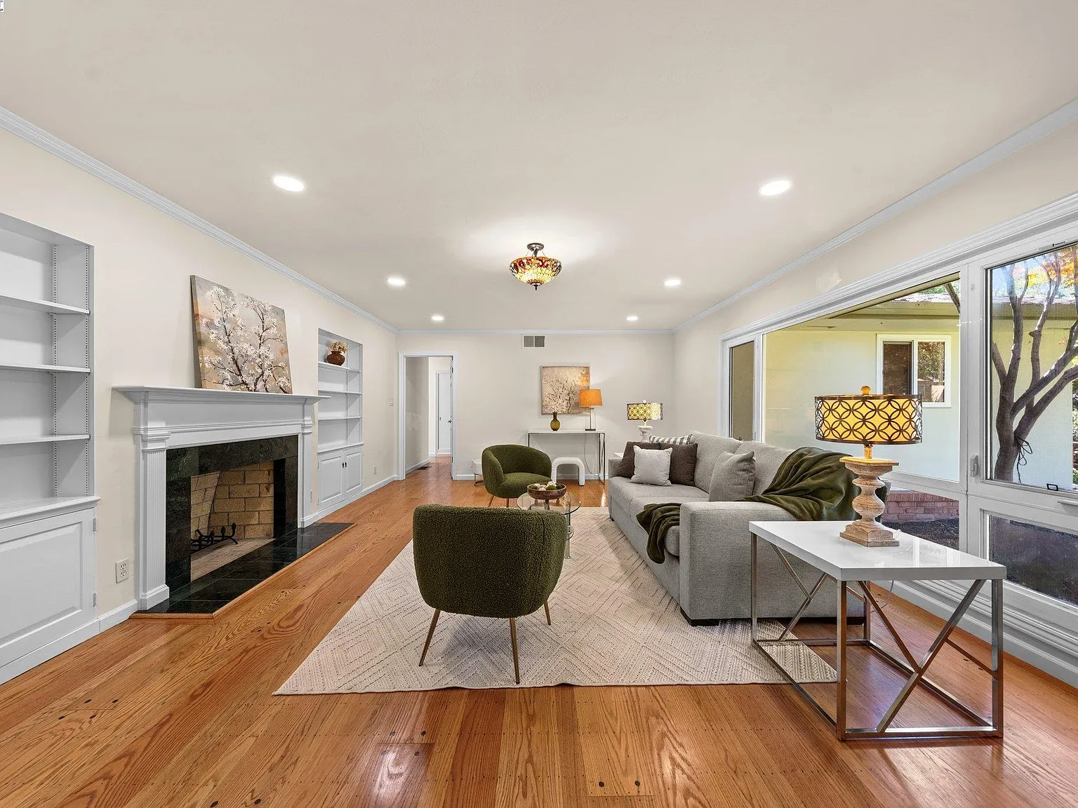 21890 Tanglewood Dr living room