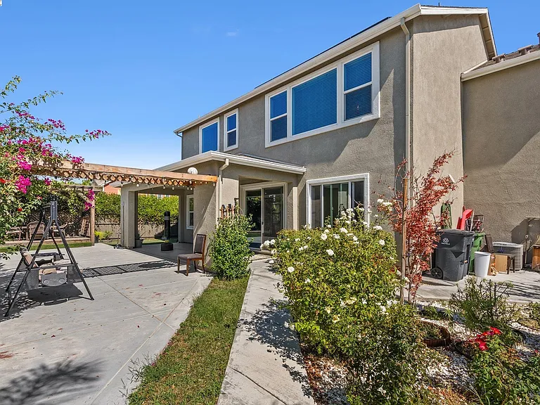 4515 McKenzie Ave outdoor patio