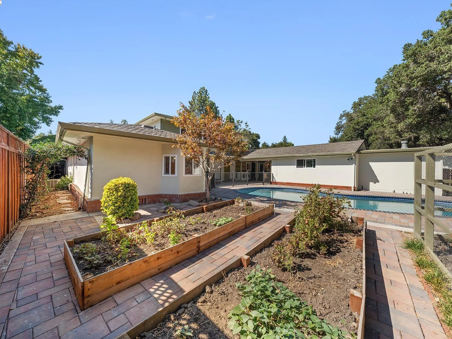 21890 Tanglewood Dr garden beds