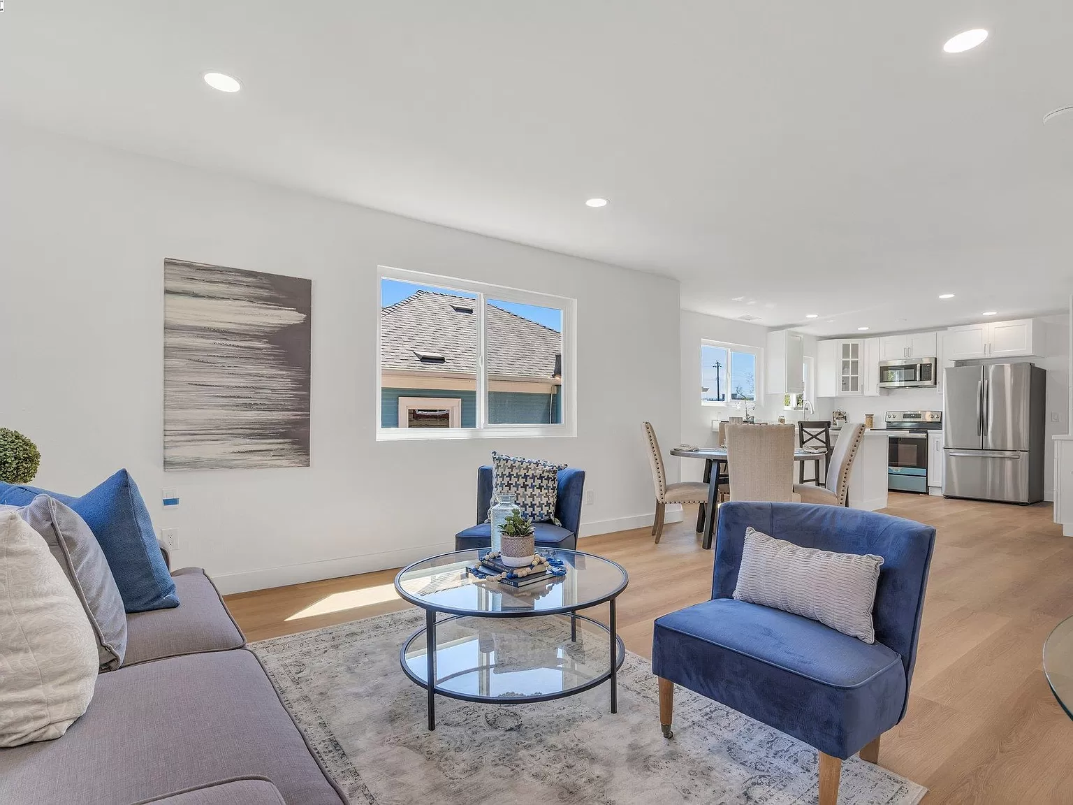 5531 Fremont St living room