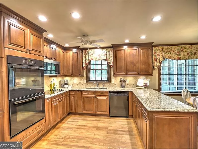 2452 Old Forge Ct, Marietta kitchen