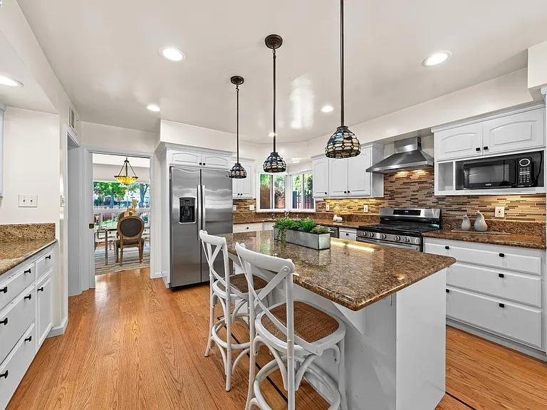 21890 Tanglewood Dr kitchen