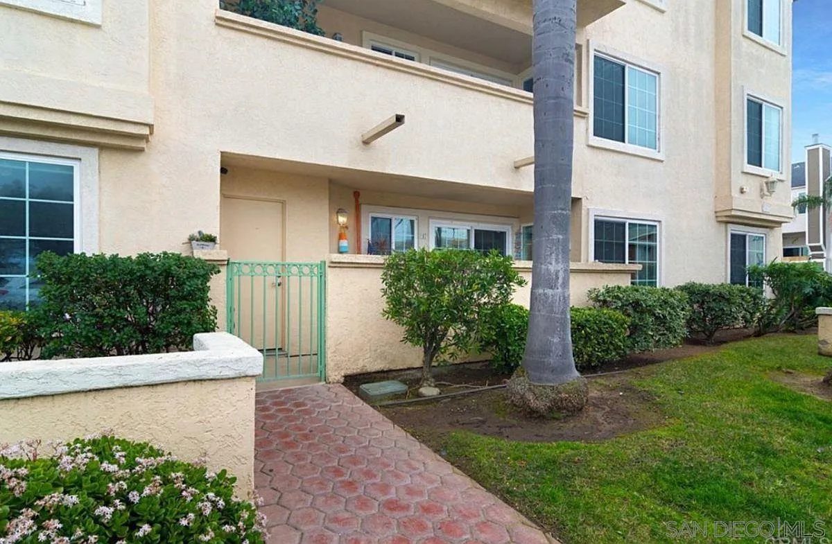 207 Elkwood Ave Unit 1 outdoor entrance