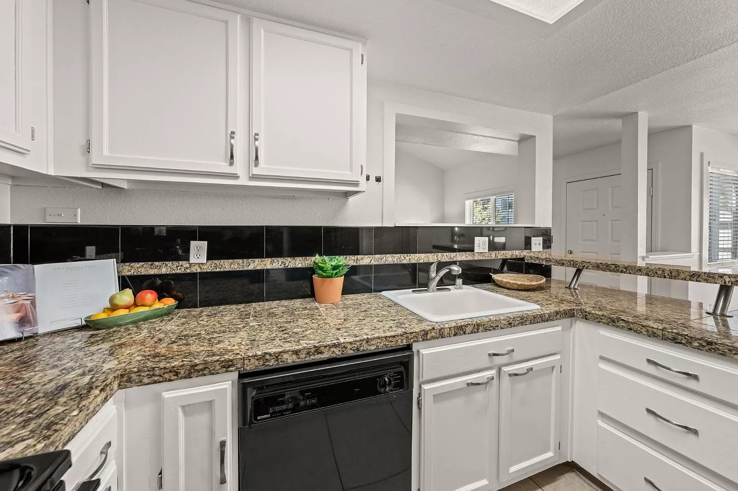 6334 Slippery Creek Ln kitchen backsplash