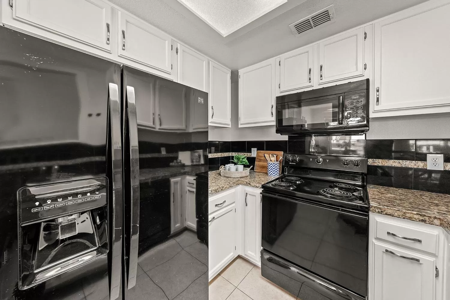 6334 Slippery Creek Ln kitchen and refrigerator