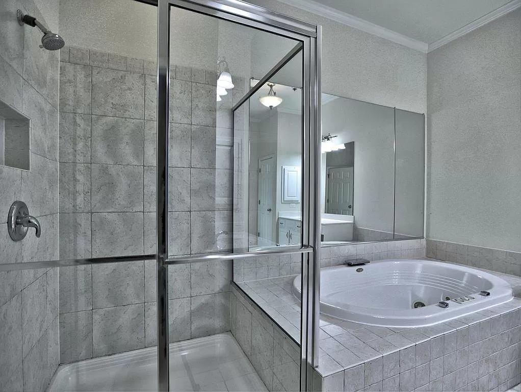 484 Vinings Estates Dr SE bathroom