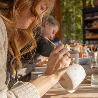 Gruppe bemalt Tassen im Atelier 'Ton in meiner Hand' in Nürnberg