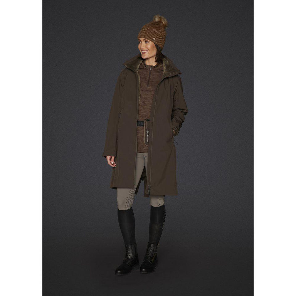 Framifrån på dam i brunt