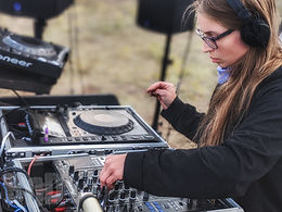 Xeela Reveals Barefoot Bassoonist & New Mix