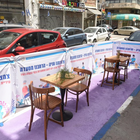 Tel Aviv : quand les places de stationnement se transforment en terrasse de restaurants