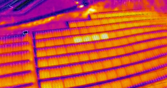 Thermografische Inspektion einer Photovoltaikanlage zur Erkennung von Hotspots