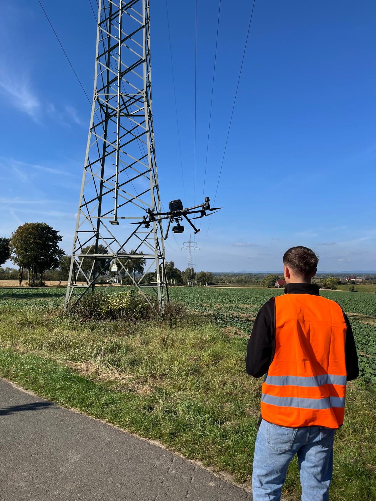 Drohneninspektion eines Strommasts zur Überprüfung der Energieinfrastruktur