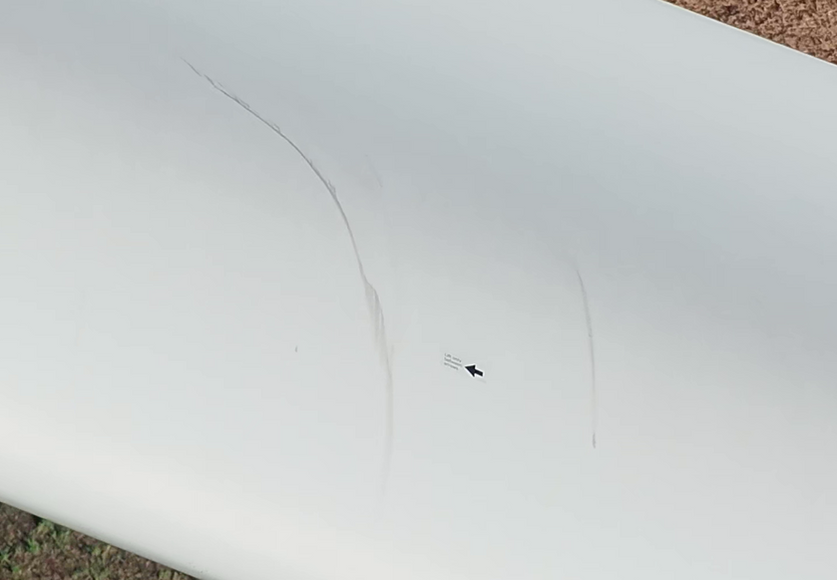 Verschmutzung auf einem Windkraftanlagen-Rotorblatt – Oberflächeninspektion per Drohne