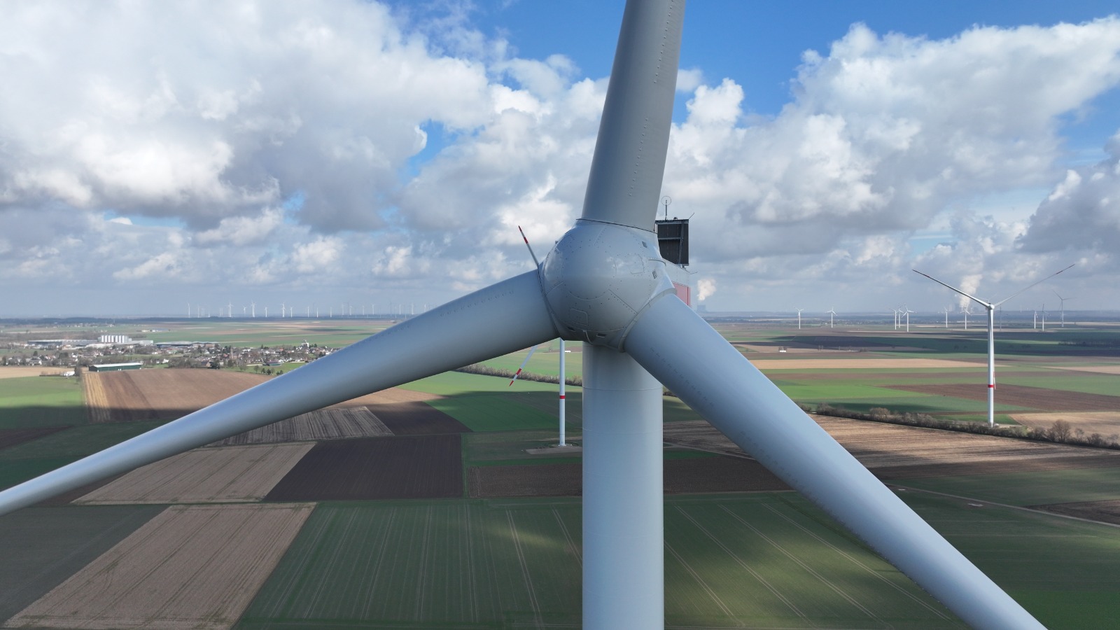 Nahaufnahme einer Windkraftanlage bei einer technischen Inspektion