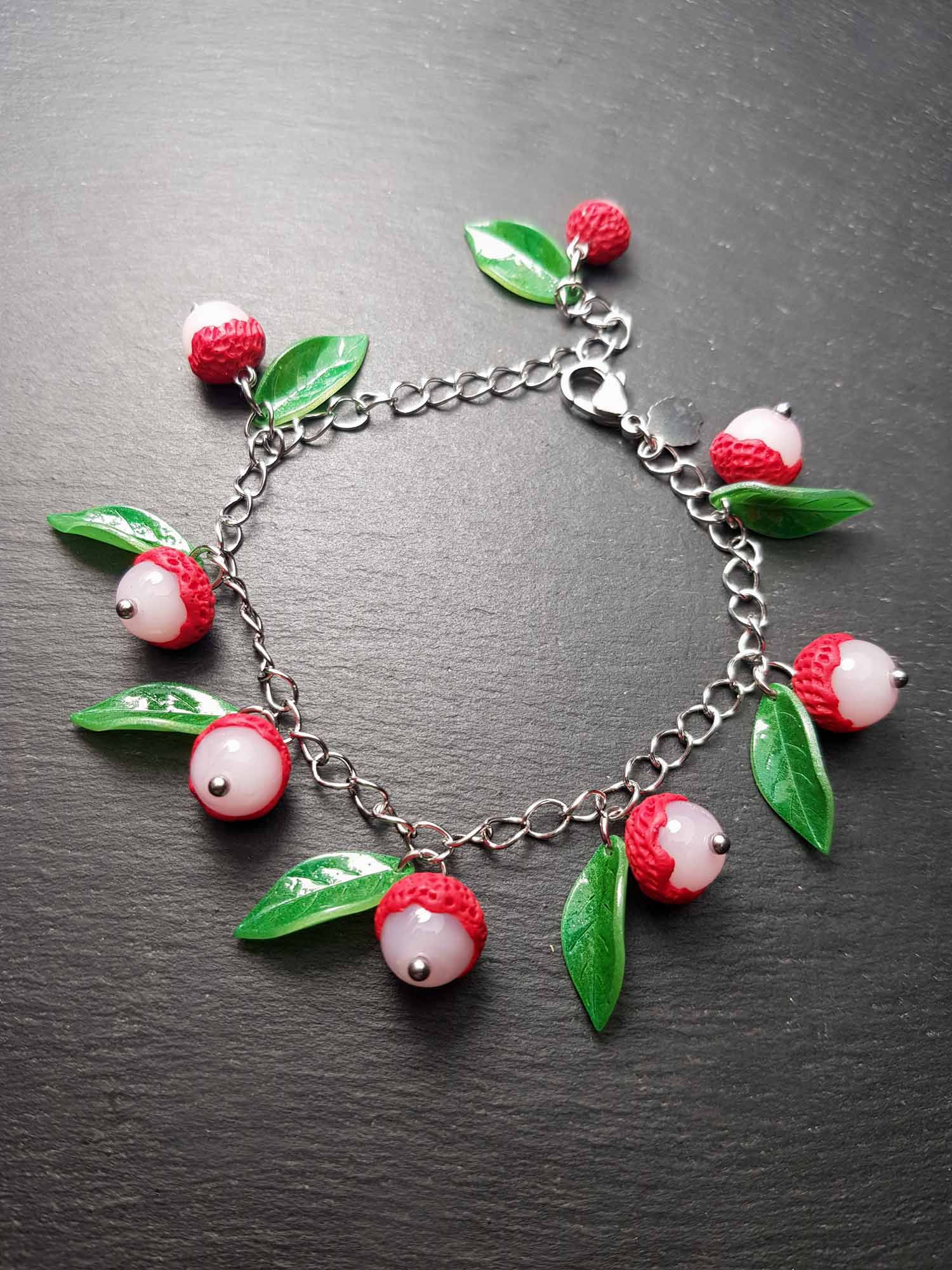 Bracelet breloques letchis & feuilles vertes