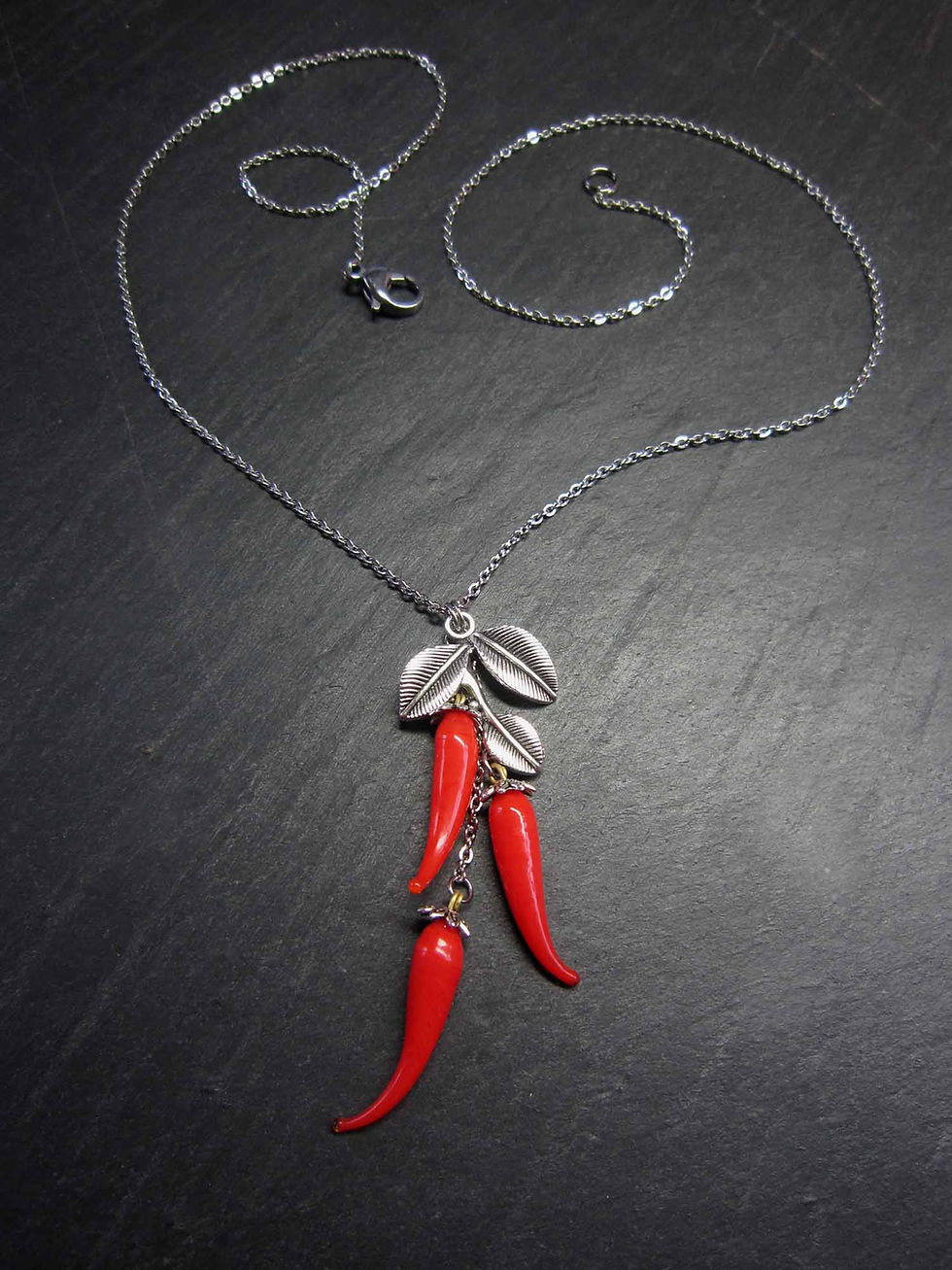 Miniature : Sautoir acier inoxydable "Trois piments rouges"