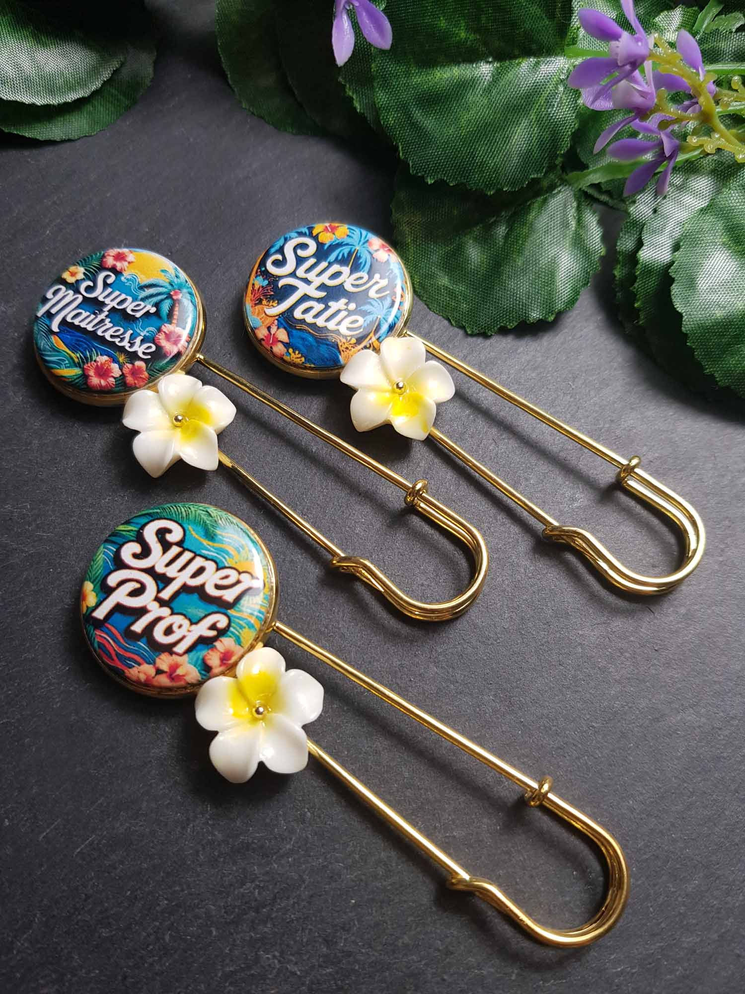 BROCHE ÉPINGLE / TATIE MAÎTRESSE PROF AU CHOIX - 3603MTP